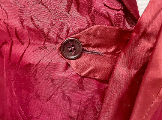 Buttons on the sash belt so it cannot fall off